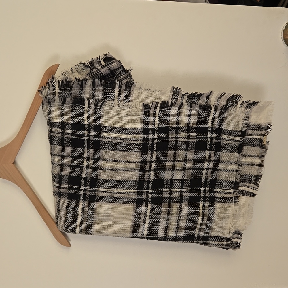 Black and white loose knit blanket scarf